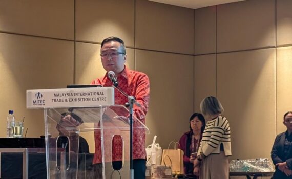 YB Datuk Chang Lih Kang, Minister of Science, Technology and Innovation, speaking at the MITEC lectern during the officiating address at RetailTech+ 2026, The Future of Retail Forum