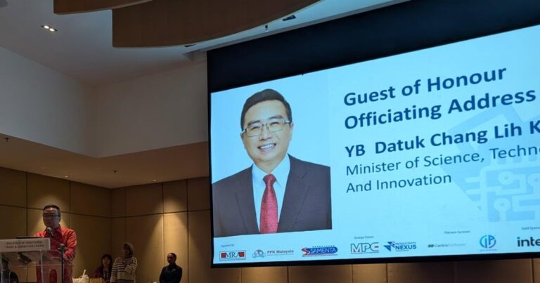 The RetailTech+ 2026 screen showing the Guest of Honour officiating address by YB Datuk Chang Lih Kang, Minister of Science, Technology and Innovation, with MRA, PPK Malaysia and SAMENTA listed as the co-organising associations