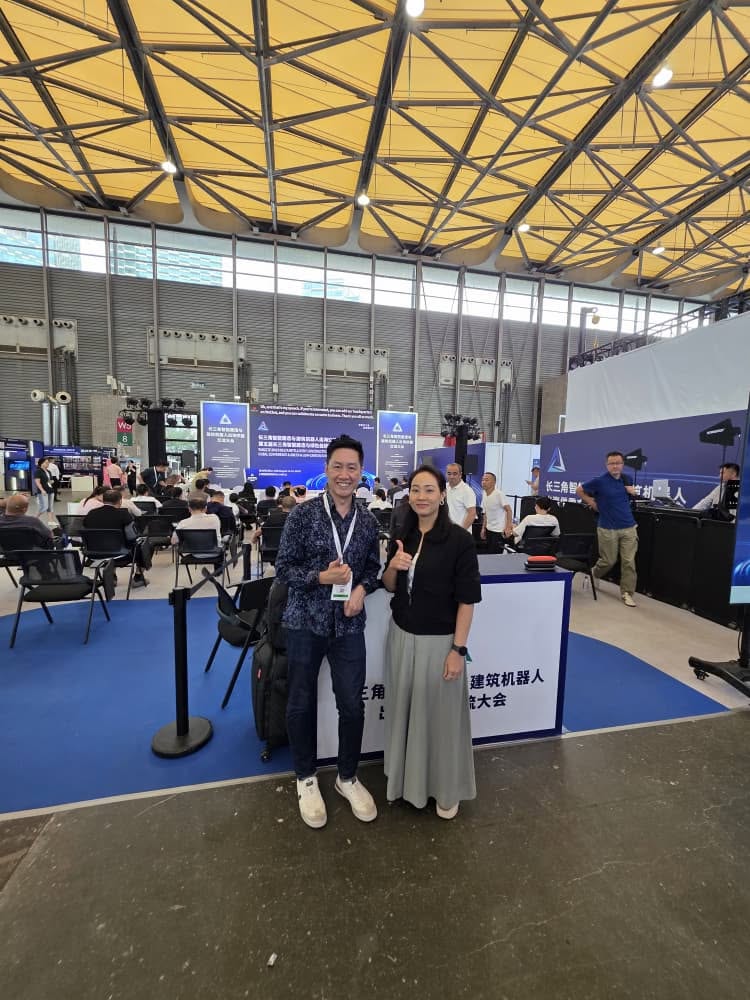 Delegates at the Yangtze River Delta Intelligent Construction and Construction Robot Global Conference exhibition hall